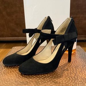 Nine West Mary Jane style Pumps in Black! Size 6